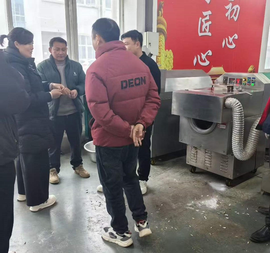 山东客户现场考察订购k8凯发中型电磁炒货机